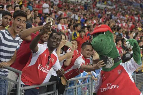 L'"assist" di Özil salva la mascotte