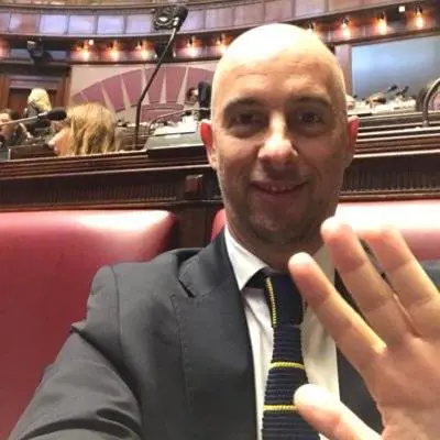 Non utilizza l'auto blu e si becca cento multe: il caso del deputato FdI