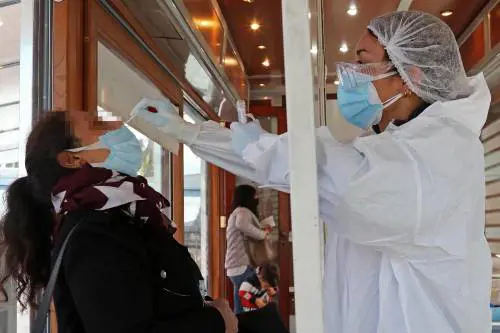 Ora l'Ats lancia l'allarme "In fila per il tampone si rischia il contagio"