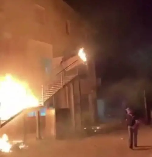 Rivolta nel centro migranti. Rogo e fuga: 3 agenti feriti