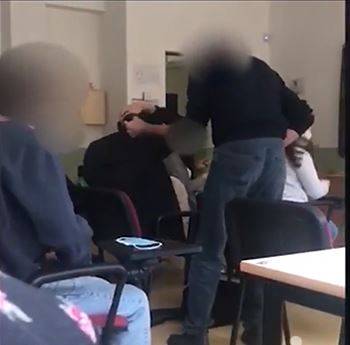 Professore schiaffeggia l'alunno: non voleva indossare la mascherina