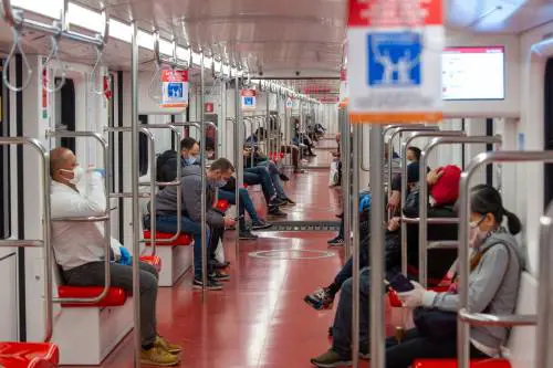 L'ultimo consiglio anti-contagio: "Non parlate sui mezzi pubblici"