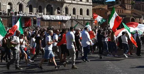 Negazionisti oggi in piazza. Il Viminale: "Pugno di ferro"