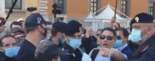 Non ha la mascherina sul volto Polizia porta via un "no mask" dalla manifestazione