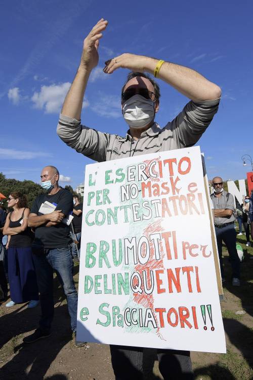 La manifestazione "no mask" oggi a Roma in Piazza San Giovanni