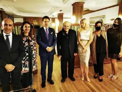 L'imbarazzo di palazzo Chigi per questa foto di Conte a cena