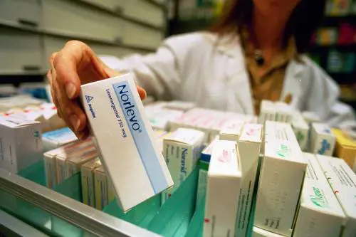 "Pillola dei 5 giorni dopo anche alle minorenni" Ira dei cattolici: è aborto