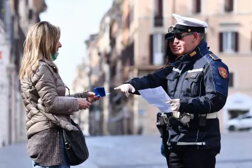Arriva la stretta sugli incontri privati: sarà vietato vedersi in casa?