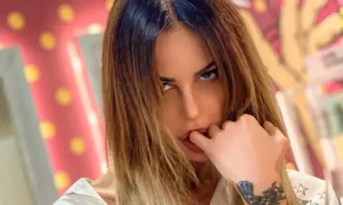 Nina Moric spara a zero contro Corona: "È sposato con una donna di 50 anni"