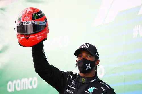Lewis, 91 trionfi come Schumi. E quel casco di papà Michael