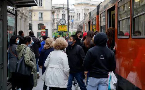 Ipotesi di capienza ridotta per i trasporti pubblici. Ma è rischio caos mobilità. "Così a piedi in 275mila"