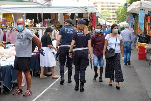 Conte ci invia la polizia in casa: chi non abita lì sarà identificato