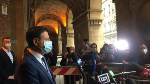 Taranto, nessun distanziamento tra i giornalisti per le interviste a Conte