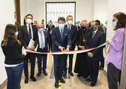 La passerella di Giuseppi nella sua Puglia: è il nuovo taglianastri da Prima Repubblica