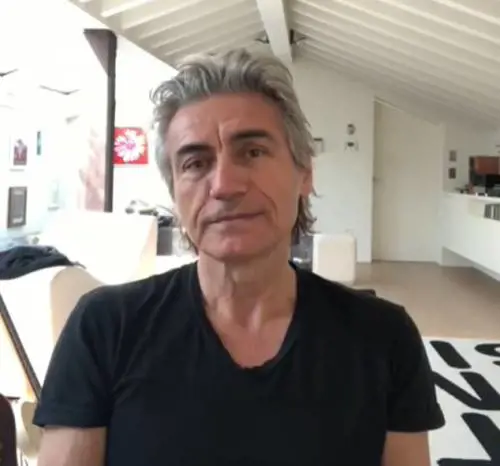Ligabue rompe il silenzio: "Il bacio gay? Non sono io, se inizio a fumare ve lo dico"