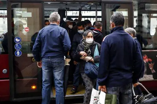 "Il virus non circola sui mezzi di trasporto". Ma ora il Cts chiede più controlli