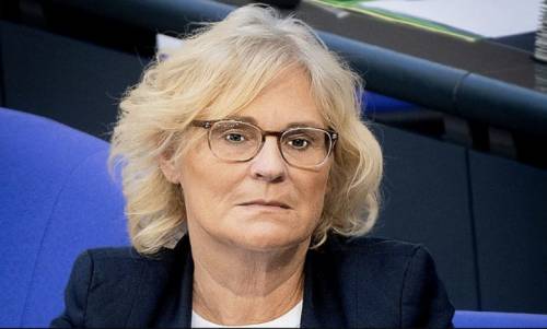 L'elicottero militare per portar il figlio: ministra tedesca sotto accusa