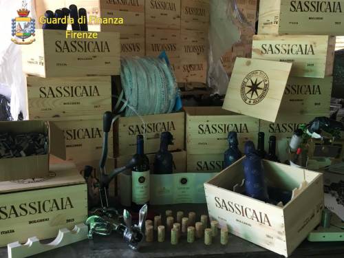 Producevano e vendevano 700 casse al mese di vino Sassicaia contraffatto: 2 arresti, 11 indagati