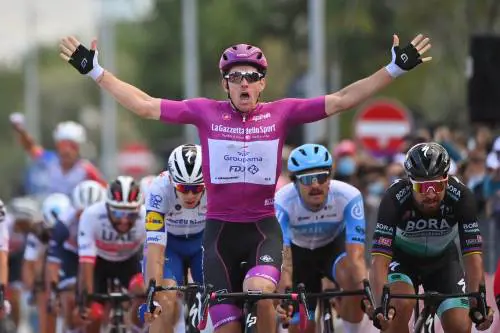 Giro senza pace: moto tampona Viviani