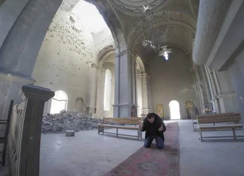 I preti al fronte benedicono i cristiani combattenti