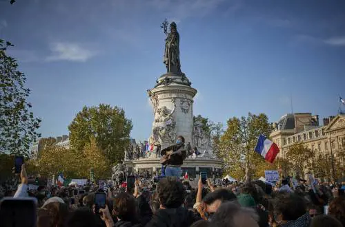 Prof, la Francia in piazza. Espulsi 231 integralisti