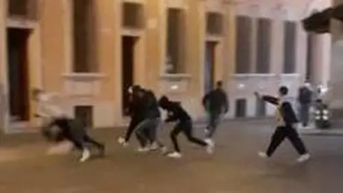 "Sono stati maleducati". Spara in piazza: 5 feriti