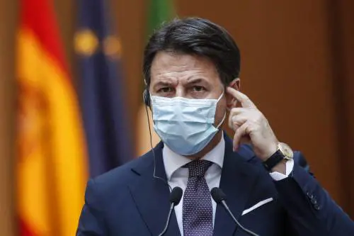 Quello strano messaggio nella nuova mascherina di Conte