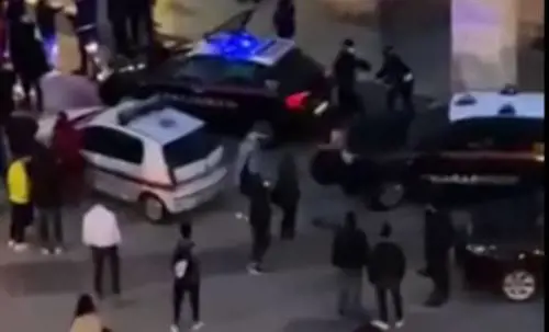 Controlli anti assembramento: vigili e carabinieri circondati e presi a calci e pugni