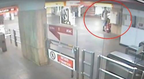 L'assurdo furto in metro: i ladri rubano pure i defibrillatori