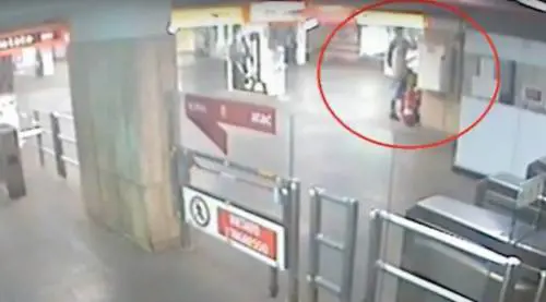 L'assurdo furto in metro: i ladri rubano pure i defibrillatori