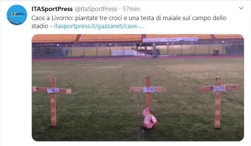Tre croci e una testa di maiale sul campo del Livorno