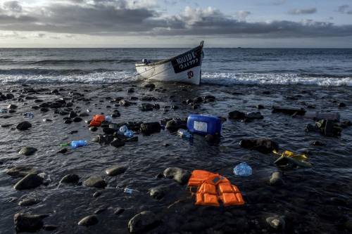 Lampedusa presa d'assalto. Oltre 600 arrivi in un giorno