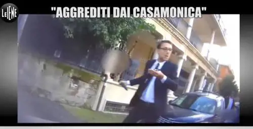"Immobilizzati e derubati", così i Casamonica hanno aggredito l'inviato de Le Iene