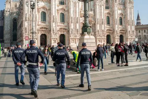 Vietato circolare dalle 23 alle 5. Controlli e multe fino a 3mila euro. Alle superiori didattica a distanza