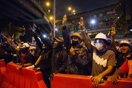 Bangkok, assalto ai palazzi del potere. Lettera al premier: "Firma le dimissioni"