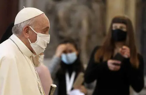 I fedeli fuggono dalle chiese e il Papa cambia le preghiere