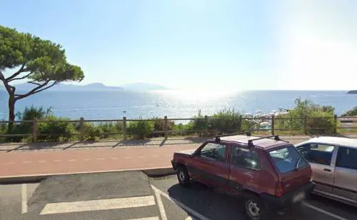 Clandestino pregiudicato violenta e deruba una settantenne