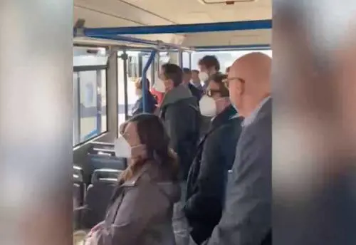 Ammassati sull'autobus che porta al terminal: ”È uno schifo"