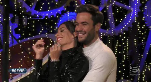 "Sono single, non posso guardare un c...?". Pretelli provoca la Gregoraci 