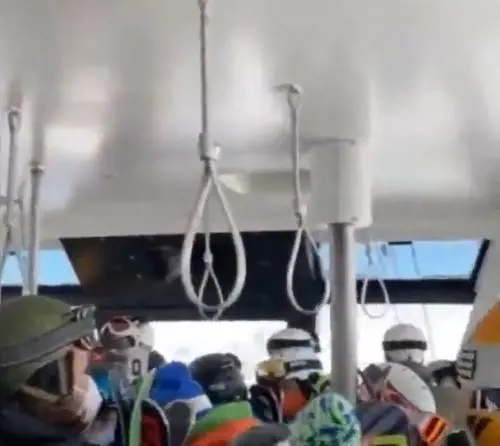 Funivia presa d'assalto e niente distanziamento. Polemiche a Cervinia