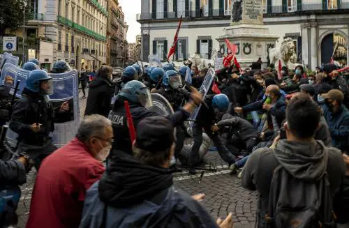 Guerriglia a Napoli. La rabbia degli onesti: "Infiltrati nel corteo"
