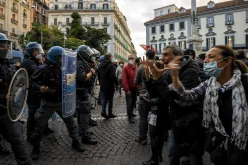 Estremisti e malavita: i focolai della violenza che incendiano la crisi