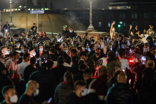 Napoli, altra manifestazione contro chiusure: centinaia di persone in strada