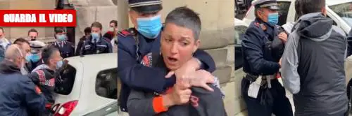 Passeggia senza mascherina, bloccata dalla polizia con mani al collo e arrestata