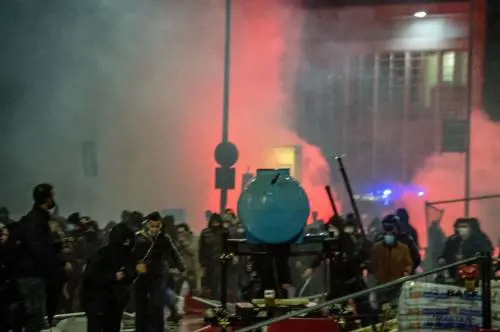 Insulti sui poliziotti per strada: "Io mi faccio il c..., voi fate schifo"