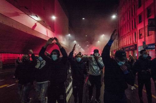 Piazze in rivolta da Nord a Sud. Molotov in strada a Milano