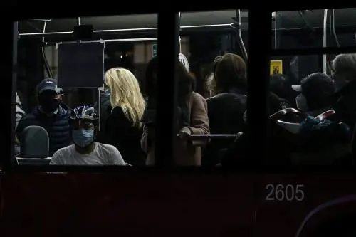 Bus e mezzi pubblici strapieni. Pure M5s si sveglia: ora basta