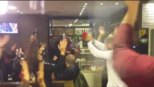 "Qui siamo in 90 al ristorante". Arriva la polizia: finisce male