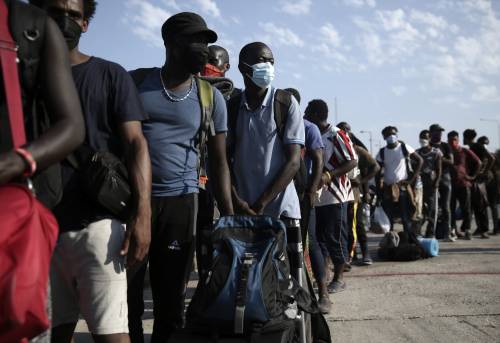 Caos nei centri di accoglienza: nuova fuga di migranti positivi