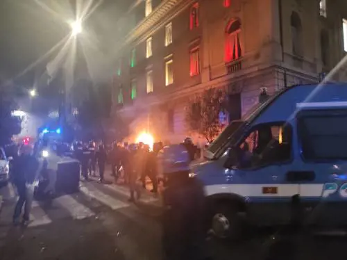 Cariche e scontri tra polizia e antagonisti a Roma